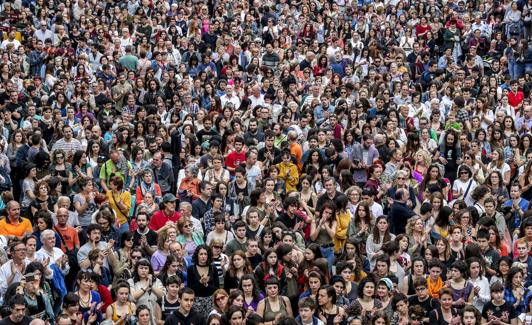 Multitudinaria concentración de repulsa en Vitoria por el doble asesinato. 