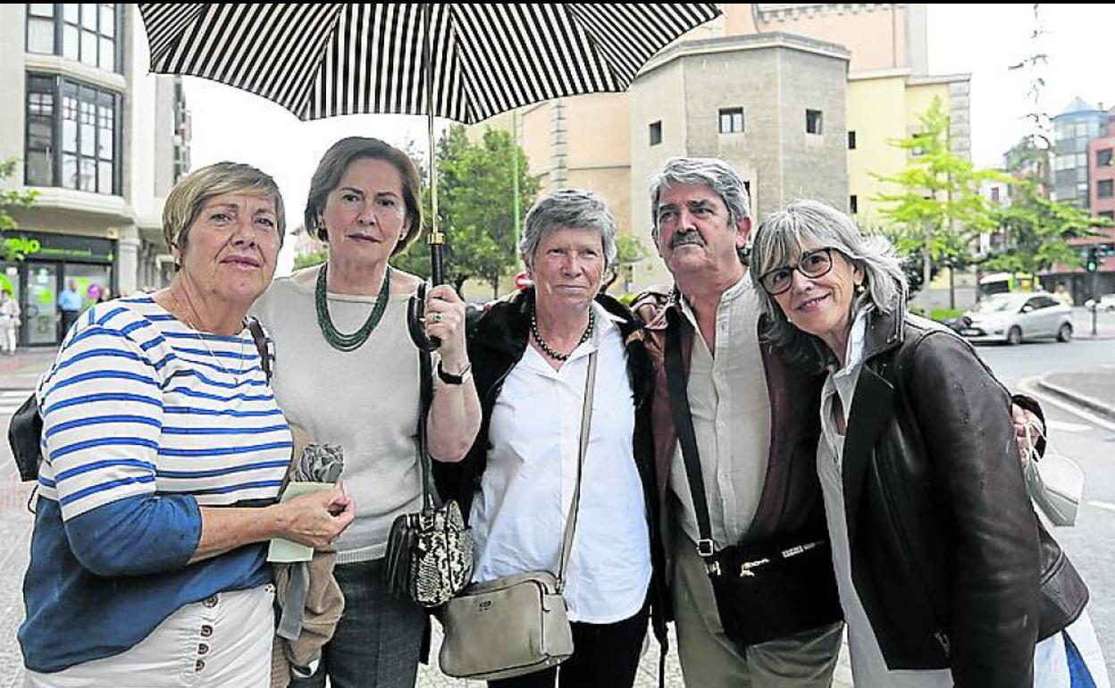 Txaro y Nieves Azurmendi, Rosa Suárez, José Antonio Azurmendi y Concha Pascual. 