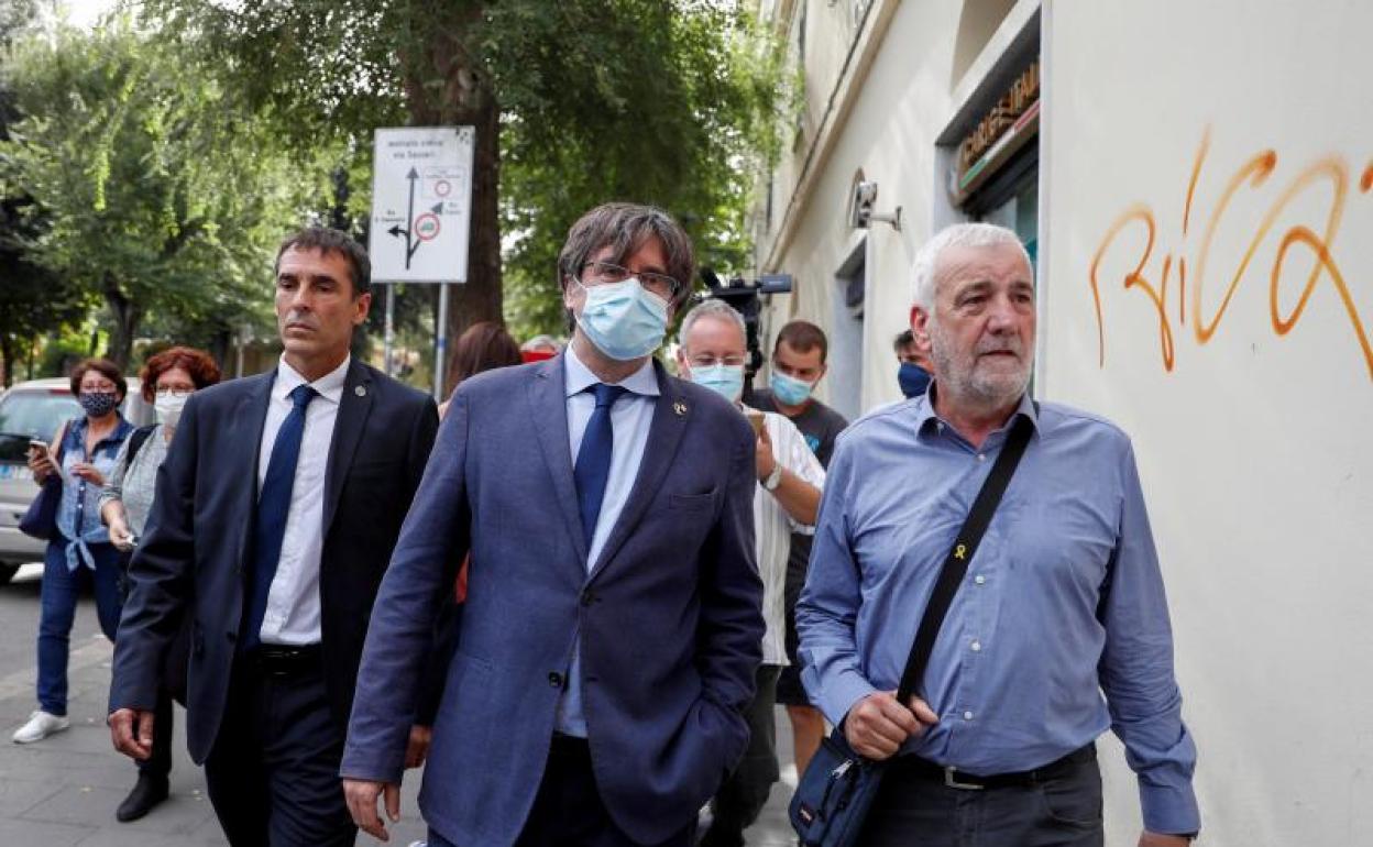 El expresidente del gobierno catalán, Carles Puigdemont, camina este sábado en Alghero, Italia.