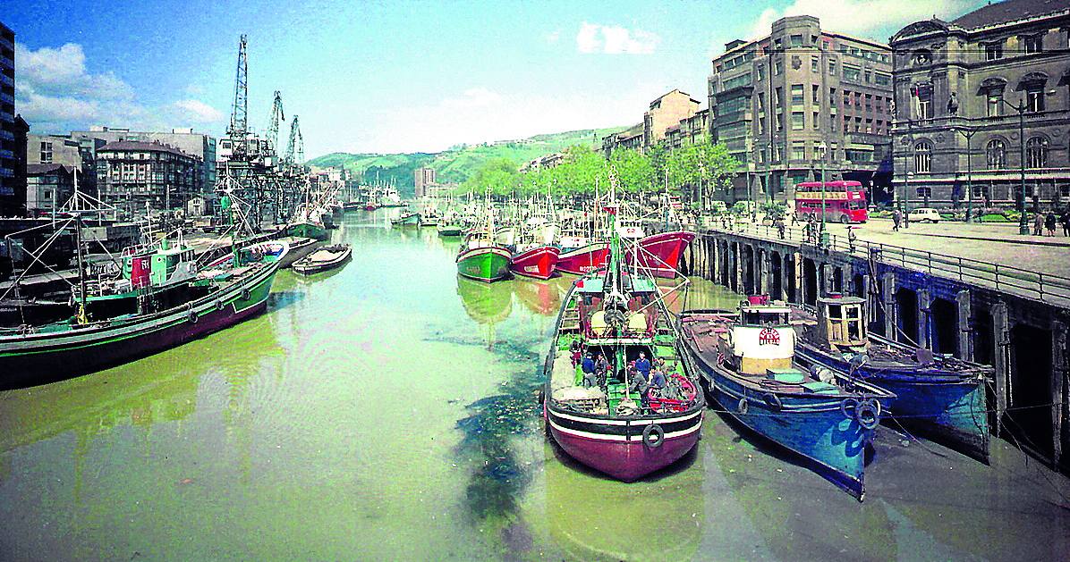 Barcos en la ría en 1965, con su color característico en aquella época, a la altura del Ayuntamiento. consorcio de aguas