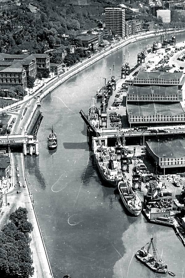 Imagen - El puente de Deusto abierto y los astilleros Euskalduna en una imagen de 1980.