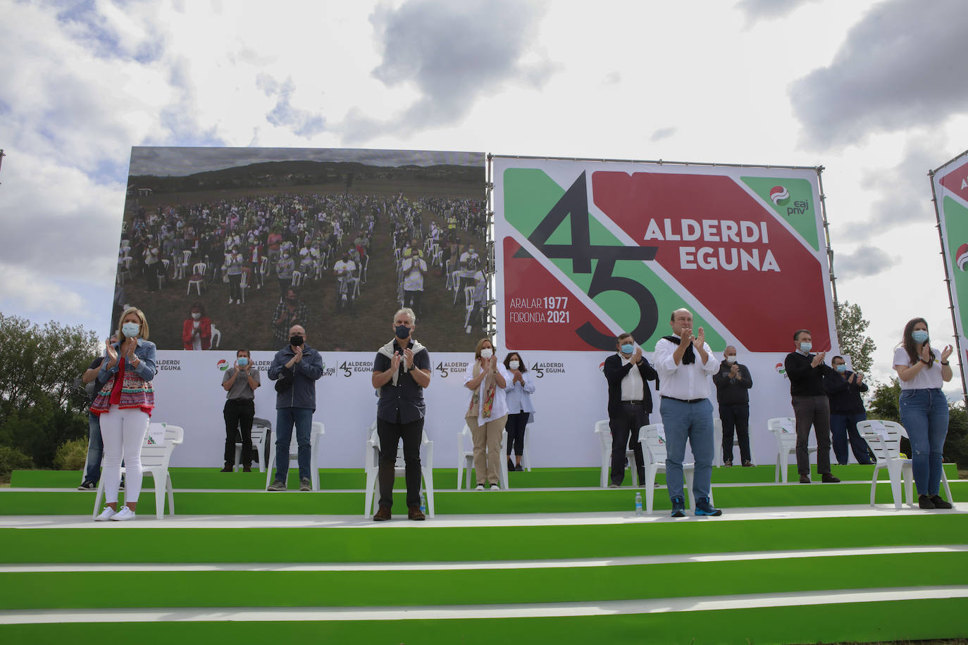 Los dirigentes jeltzales aplauden sobre el escenario emplazado en las campas de Foronda, en Álava.