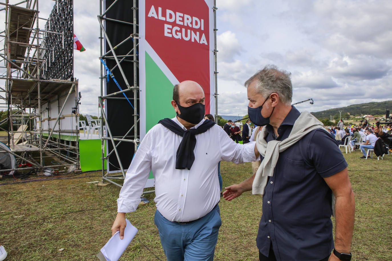 Andoni Ortuzar e Iñigo Urkullu conversan en las campas de Foronda.