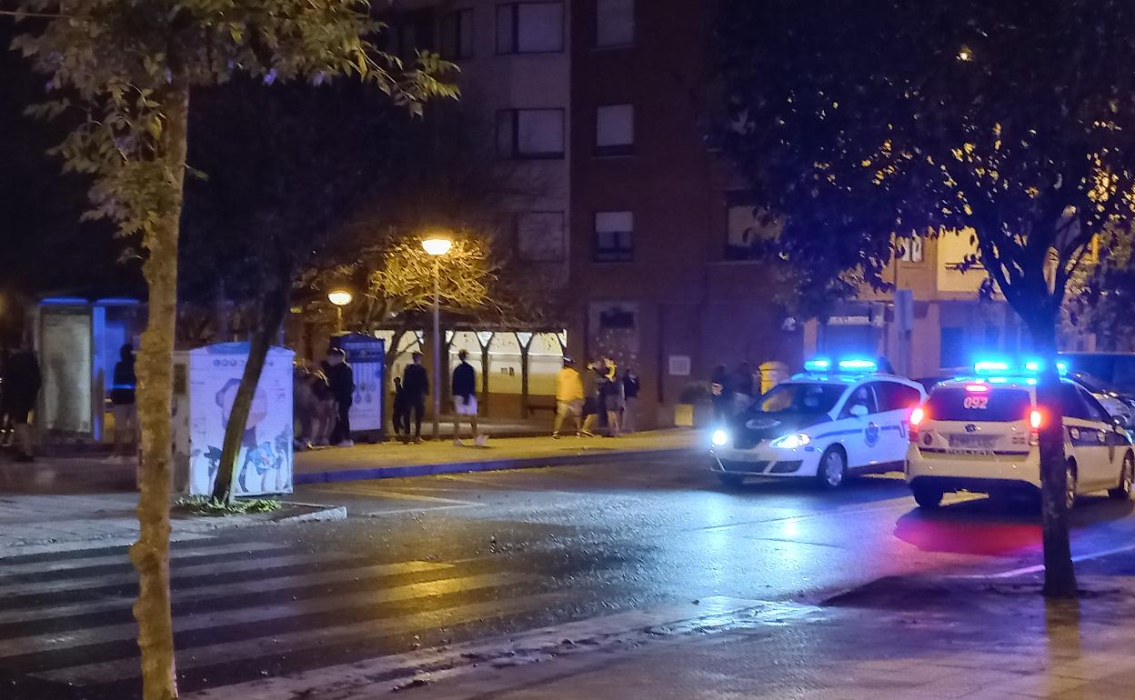 Patrullas policiales tratan de que no se formen botellones en San Miguel. 