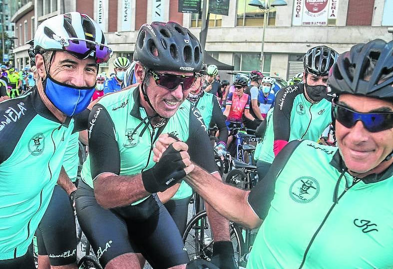 Salida. Jaime Lafita corta la cinta en presencia de Raúl Mena, presidente de la Fed. vasca; la concejal Itxaso Erroteta; Philippe Govaert, y Carlos Sergio, director de Deportes foral.