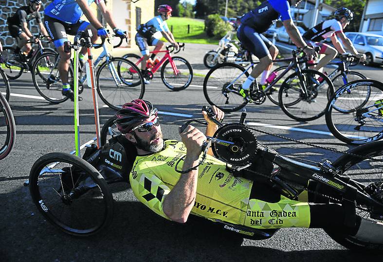Salida. Jaime Lafita corta la cinta en presencia de Raúl Mena, presidente de la Fed. vasca; la concejal Itxaso Erroteta; Philippe Govaert, y Carlos Sergio, director de Deportes foral.