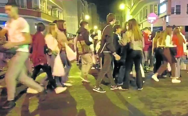 Aglomeración. Miles de jóvenes volvieron a juntarse ayer sin respetar las medidas sanitarias en la zona de Pozas, María Díaz de Haro y el parque de Doña Casilda. 