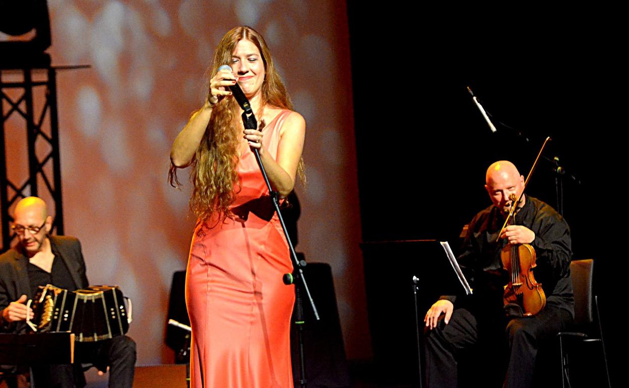 El líder Carbone, la cantante Mariel Martínez, y el virtuoso violinista Laurentiu Grigorescu. 