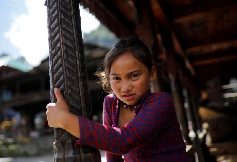 Una niña posa en los alrededores del templo. 