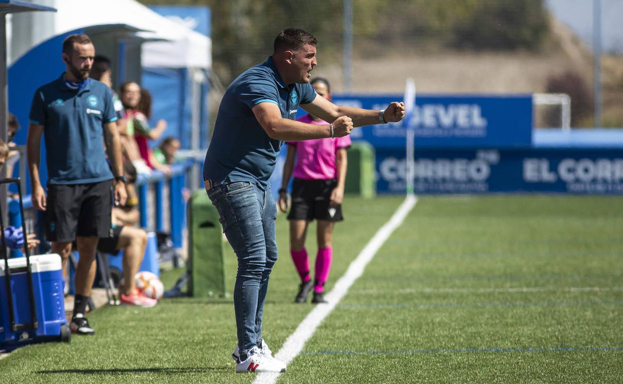 Crespo anima a sus jugadoras en un partido de esta temporada. 