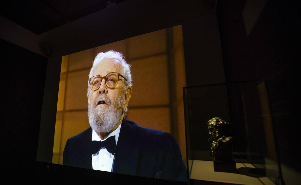 Homenaje a Berlanga durante los Premios Goya 2021. El director se llevó tres veces este galardón, uno por 'Moros y cristianos' y dos por 'Todos a la cárcel'. 