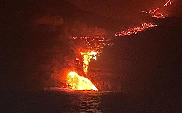 La lava del volcán llega al mar diez días después de su estallido