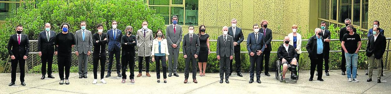 Foto de familia en las instalaciones del Basque Culinary Center con autoridades y alumnos del centro. 