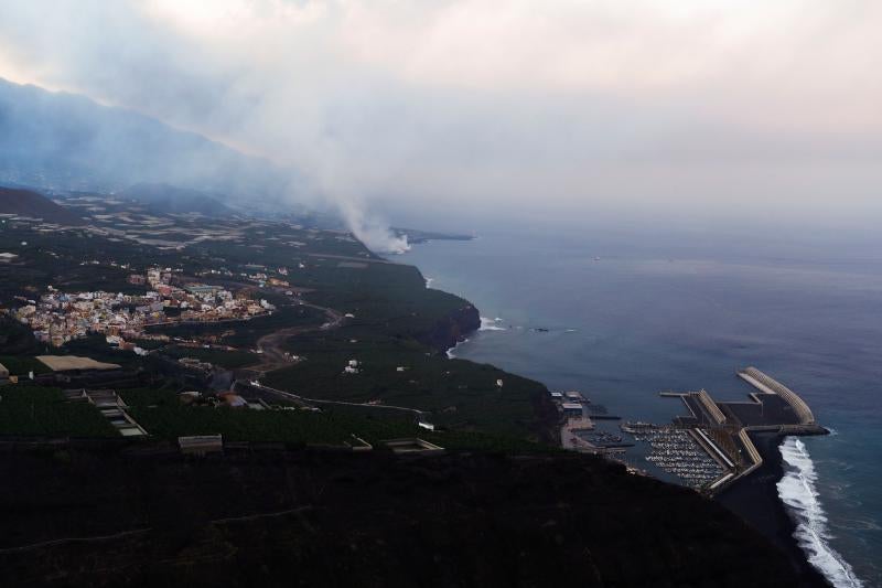 Fotos: La lava del volcán de La Palma llega al mar