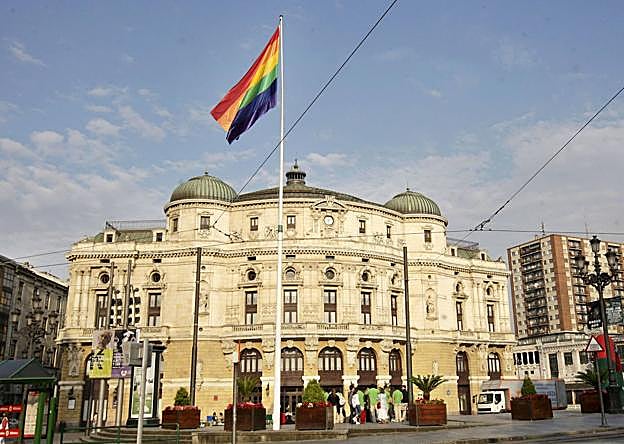 La bandera arcoiris ondea frente al Arriaga. 
