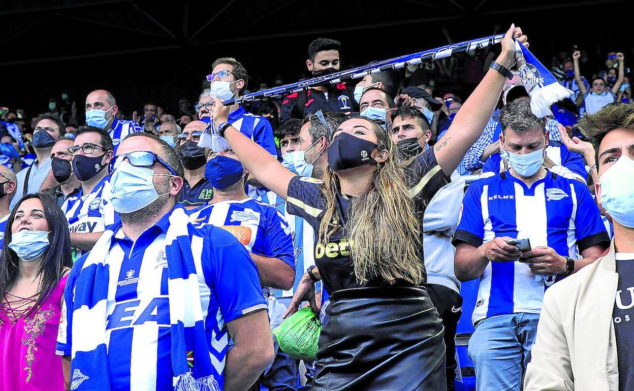 Seguidores albiazules jalean a su equipo durante el enfrentamiento ante el Atlético de Madrid.