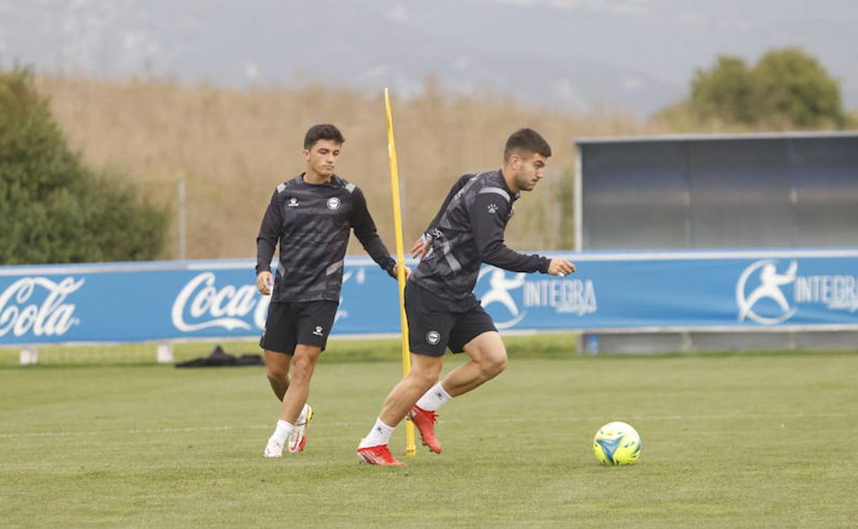 Martín avanza con el balón en el partido de ayer. 