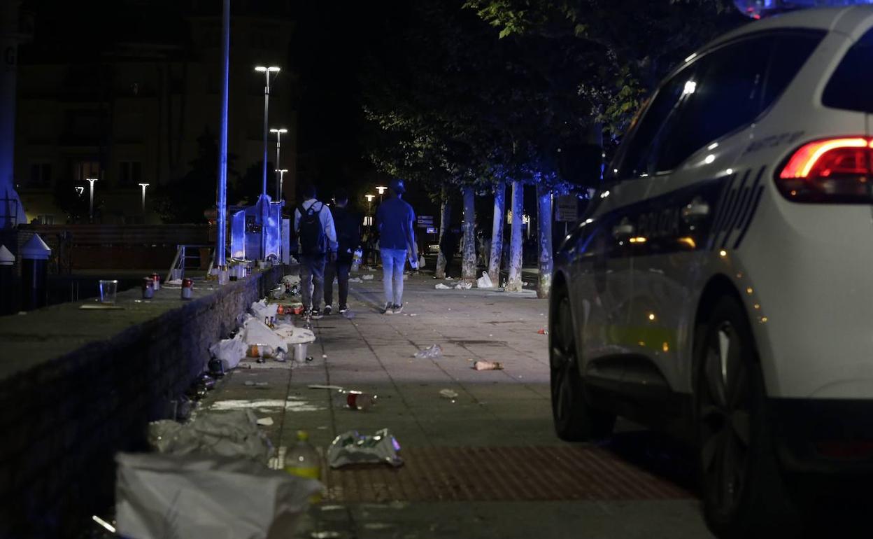 Una patrulla policial vigila las calles de Plentzia durante las 'no fiestas' de este verano. 