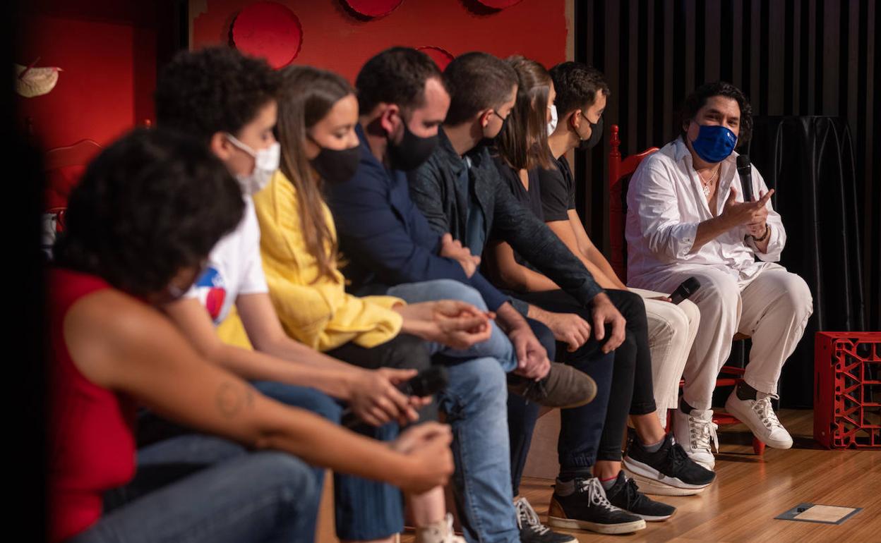 Gastón Acurio habla con alumnos del Basque Culinary Center.