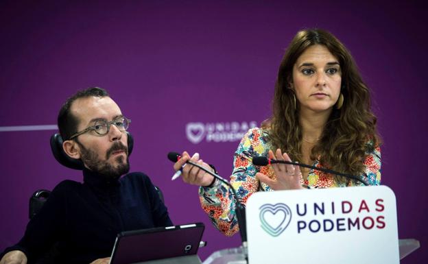 Noelia Vera junto a Pablo Echenique en una rueda de prensa en 2019.