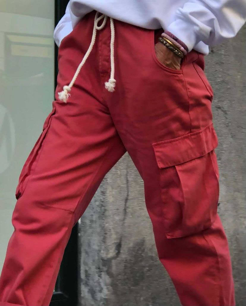 Pantalón rojo con bolsillos de la tienda bilbaína Ambali, situada en la calle Maestro García Rivero, número 6.