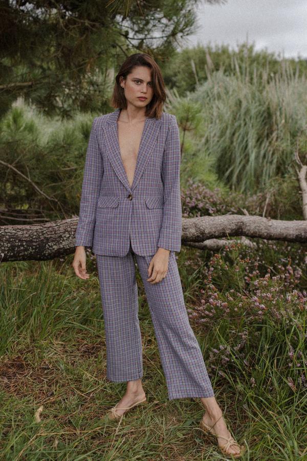 Pantalón de corte recto con cuadros azules de la firma bilbaína Triana By C. Disponible en su tienda de la calle Rodríguez Arias, número 39. Cuesta 125 euros. 