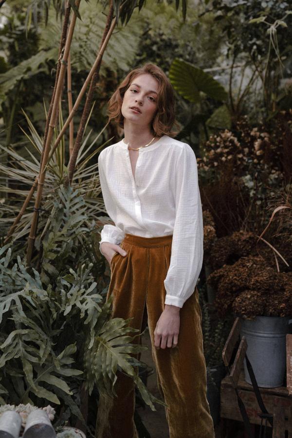 Pantalón de corte recto Millet de terciopelo en color curry. Disponible en la tienda bilbaína Triana By C, situada en la calle Rodríguez Arias, número 39. Cuesta 229 euros. 