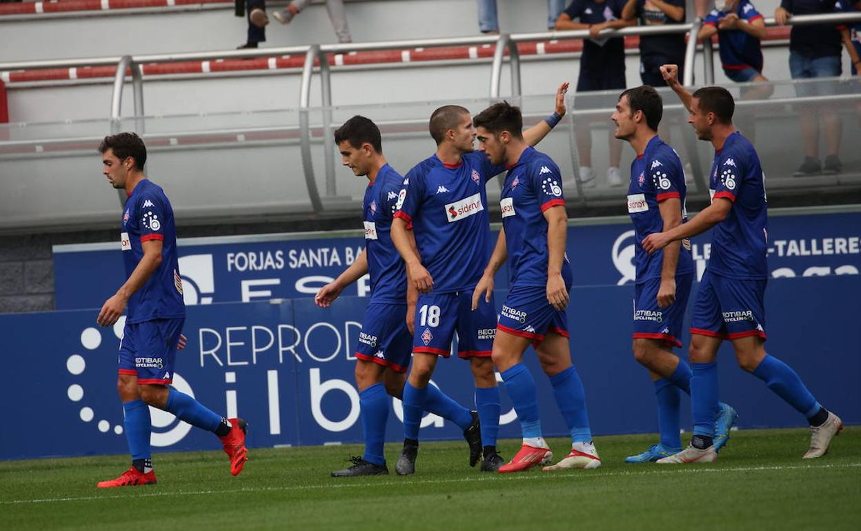Los azules festejan el tanto anotado por Obieta ante el Eibar. 