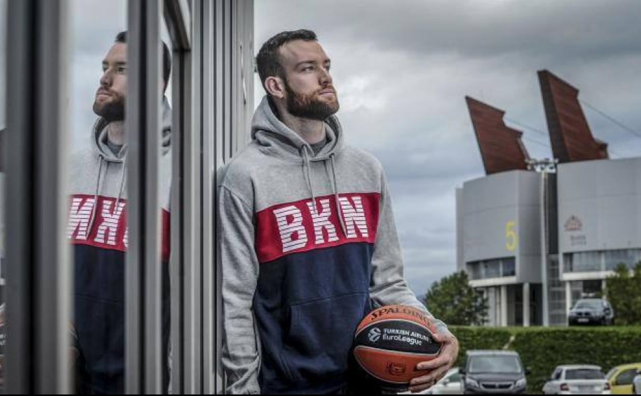 Matt Costello, apoyado en la puerta de entrada de la cancha de entrenamiento situada en el Bakh