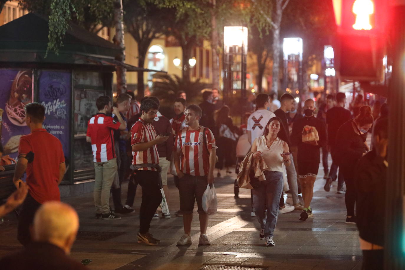 Fotos: Nueva noche de aglomeraciones y botellones en Pozas