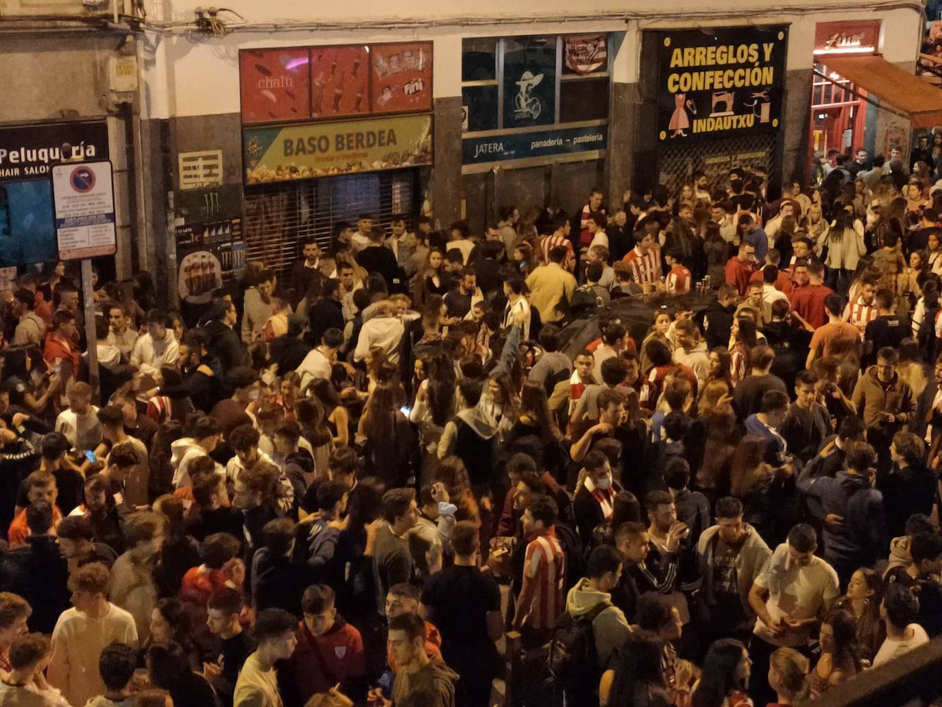 Fotos: Nueva noche de aglomeraciones y botellones en Pozas