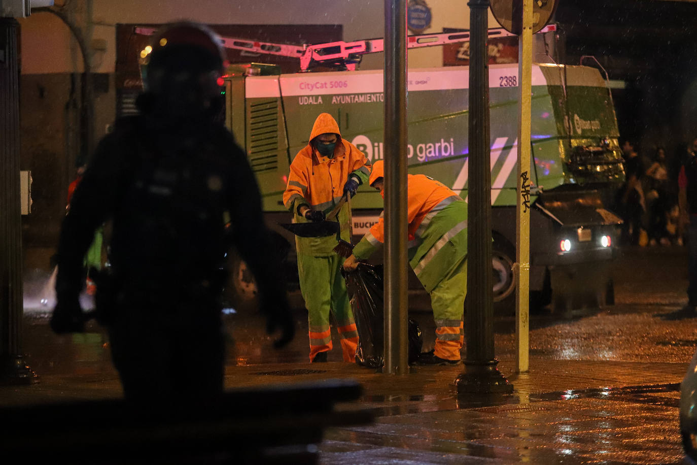 Fotos: El botellón vuelve a tomar el centro de Bilbao, un día después de que cinco personas fueran detenidas