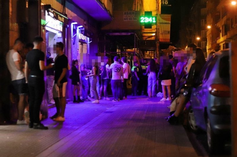 Fotos: El botellón vuelve a tomar el centro de Bilbao, un día después de que cinco personas fueran detenidas