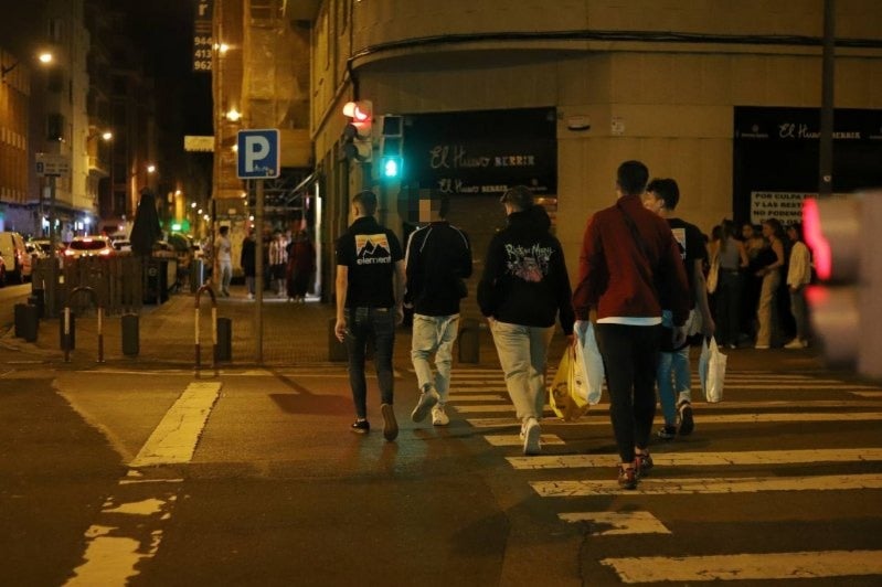 Fotos: El botellón vuelve a tomar el centro de Bilbao, un día después de que cinco personas fueran detenidas