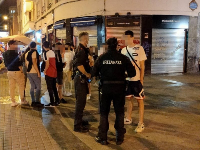 Fotos: El botellón vuelve a tomar el centro de Bilbao, un día después de que cinco personas fueran detenidas