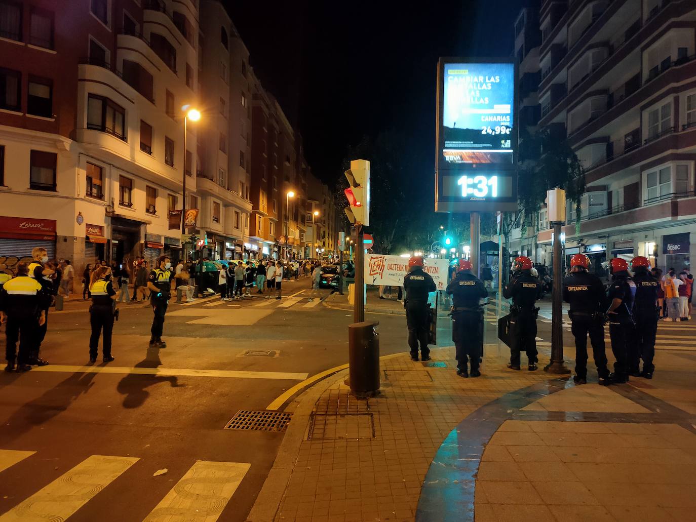 Fotos: El botellón vuelve a tomar el centro de Bilbao, un día después de que cinco personas fueran detenidas