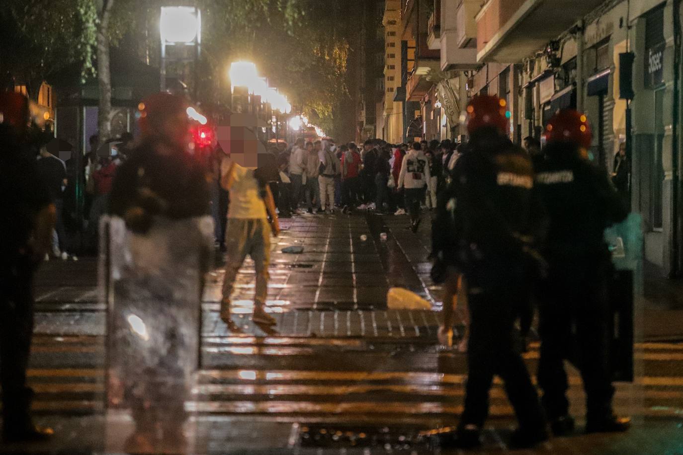 Fotos: El botellón vuelve a tomar el centro de Bilbao, un día después de que cinco personas fueran detenidas