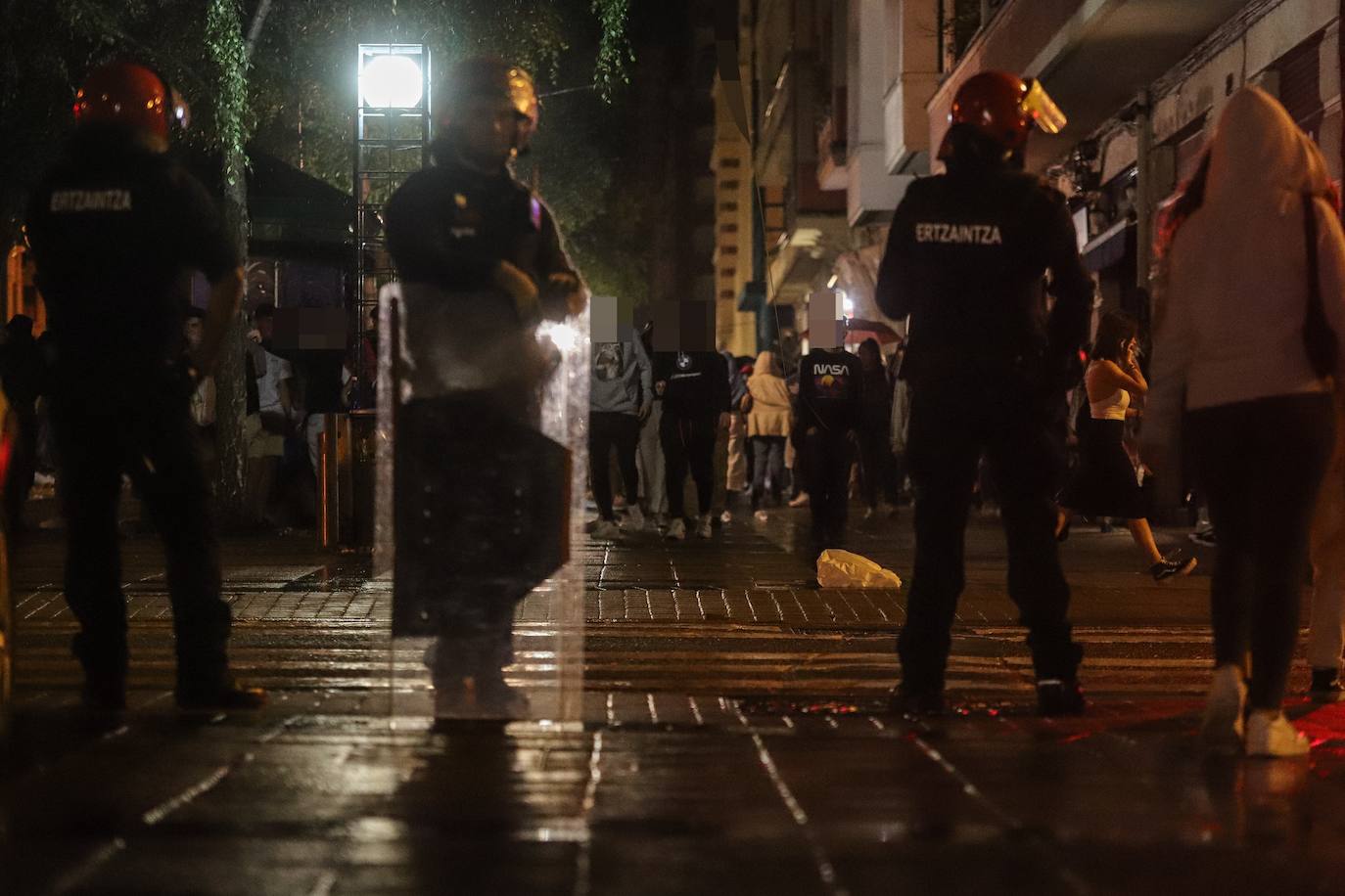 Fotos: El botellón vuelve a tomar el centro de Bilbao, un día después de que cinco personas fueran detenidas