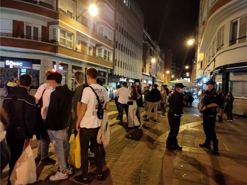 Fotos: El botellón vuelve a tomar el centro de Bilbao, un día después de que cinco personas fueran detenidas