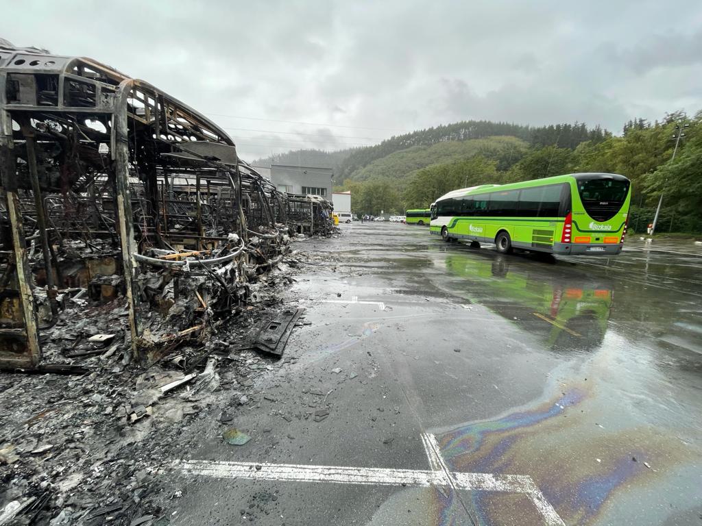 Fotos: Las imágenes de cómo ha quedado la flota de Bizkaibus calcinada