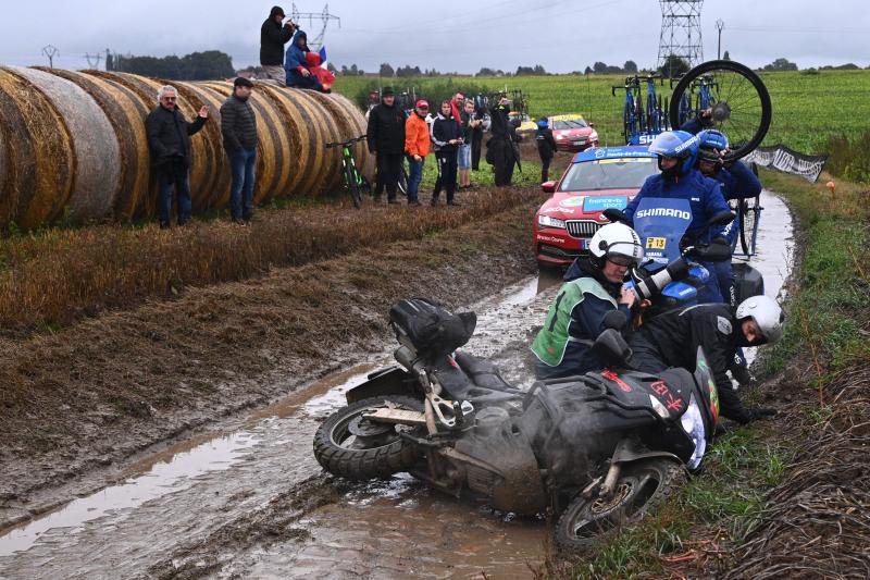Fotos: Frío, lluvia y barro para la Roubaix más épica