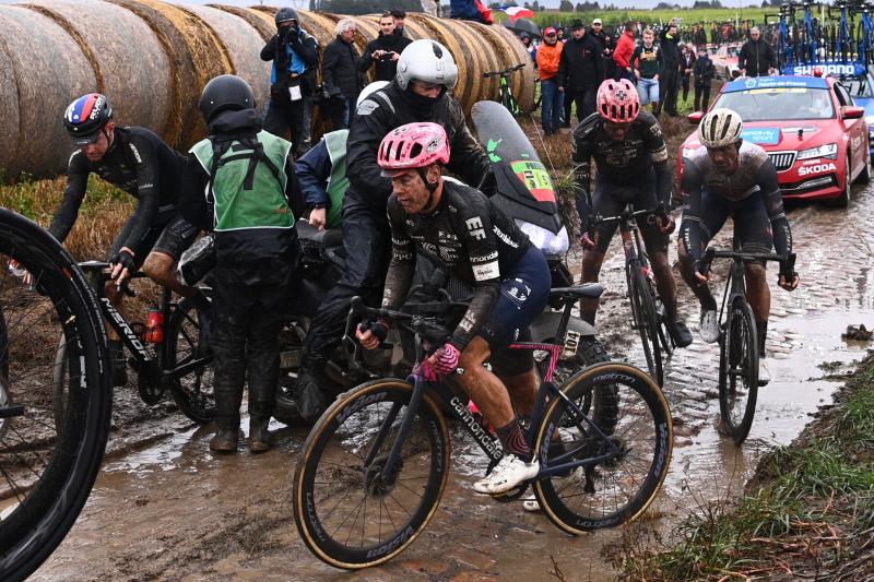 Fotos: Frío, lluvia y barro para la Roubaix más épica