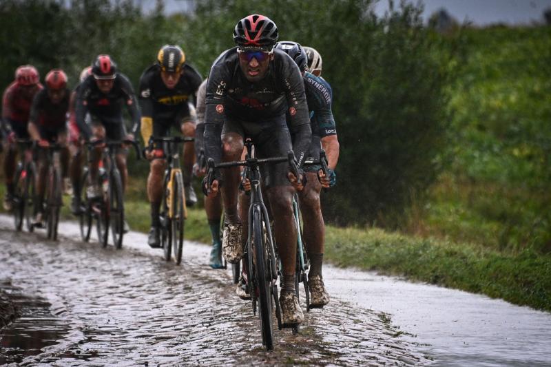 Fotos: Frío, lluvia y barro para la Roubaix más épica
