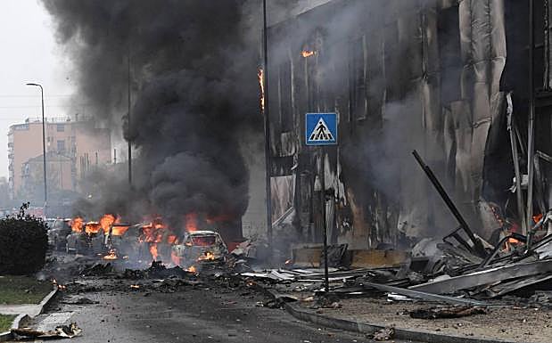 Ocho fallecidos, entre ellos un niño, al estrellarse una avioneta contra un edificio de Milán