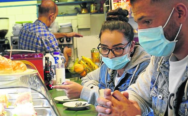 Imagen principal - 1. Un café y unos pinchos durante uno de sus paseos por Bilbao, en compañía de Ramish. 2. Tras el partido en Amurrio, Nilofar Bayat recibió un pequeño homenaje y un ramo de flores.