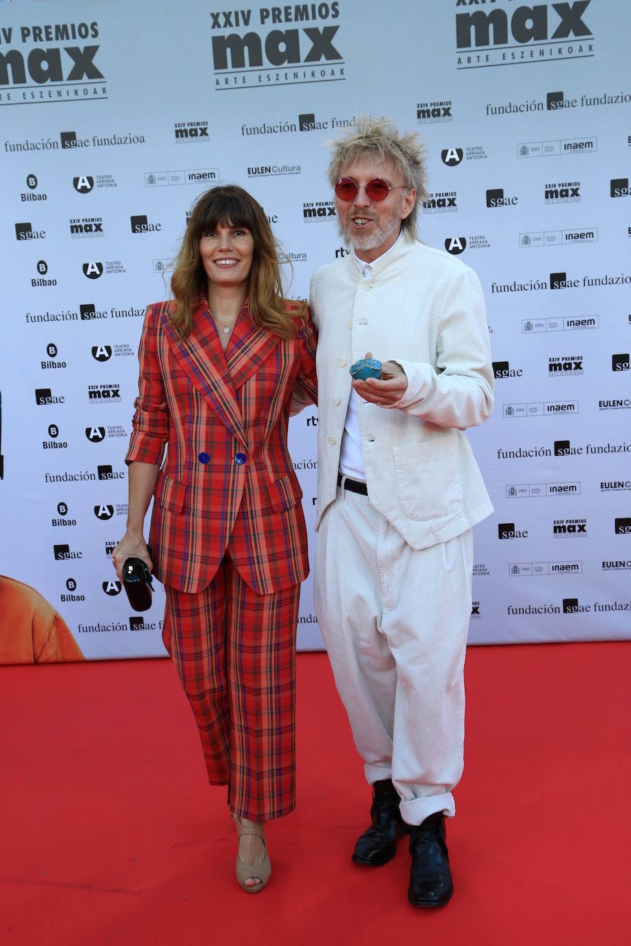 Celeste Dolz, mujer de Shuarma, el cantante del grupo musical Elefantes, optó por un traje de cuadros de Uterqüe. 