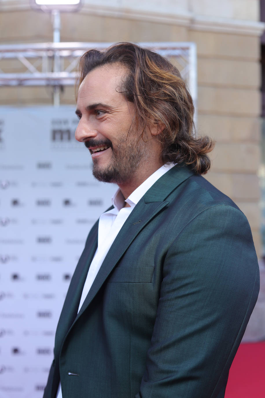 Asier Etxeandia, que actuó en la gala con Mastodonte, el grupo musical que integra junto a Enrico Barbaro, eligió para la cita un traje verde de una sastrería vasca y unos botines granates. También introdujo en el look joyas del diseñador portugalujo Jabier Bilbao.