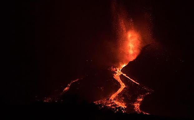 Imagen. El volcán Cumbre Vieja no deja de rugir.