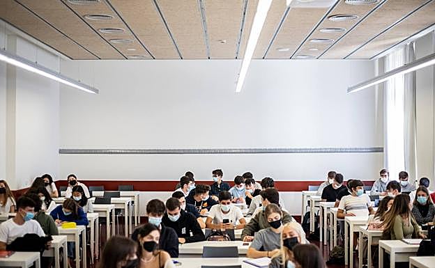 Estudiantes acuden a clase en la universidad de Deusto.