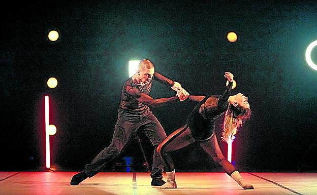 Imagen principal - Intérprete de danza Iratxe Ansa, 'Al desnudo'. Autoría revelación 'el patio de mi casa'. Musical 'kutsidazu bidea, ixabel'